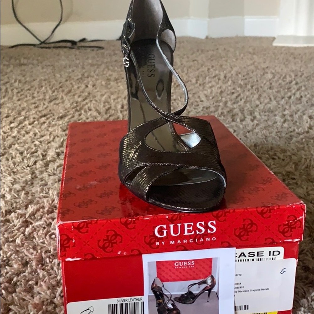 GUESS - Picture 3 of 4